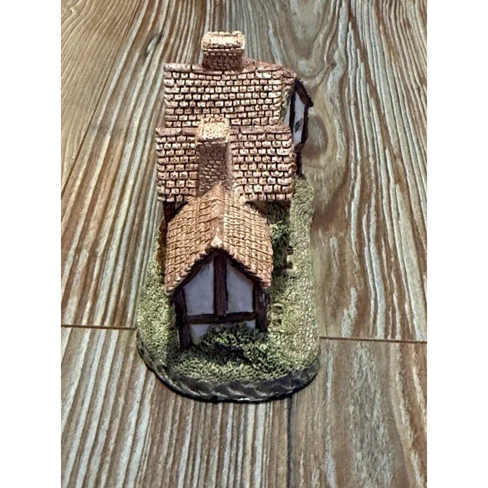 David Winter Cottage Collection The Apothecary's Shop 2.5x4